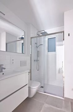 Nachher: helles Bad mit Dusche, weissen Platten und Grossformat-Boden